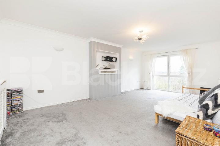 Luxury 2 bed within a modern devlopment,car park space & close to shops.  Montague Close, High Barnet